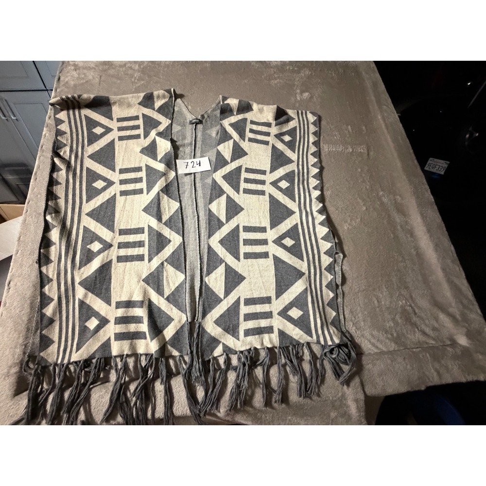 Neiman Marcus Poncho Womens One Size Grey Cream Tribal Fringe Geometric